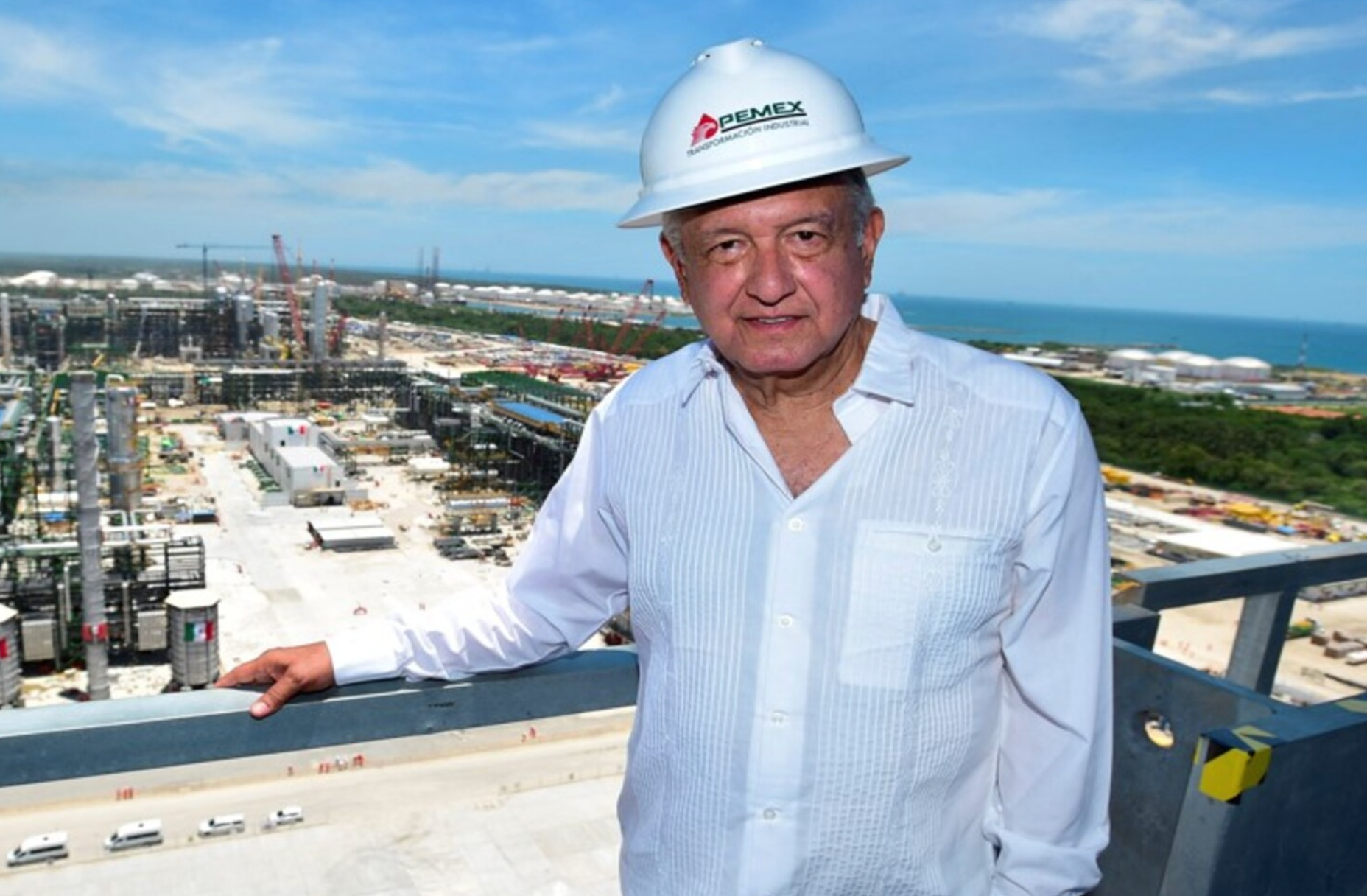 López Obrador descarta cierre de refinerías